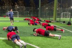 英雄联盟总决赛门票-足球比赛即将开始：全队备战迎接重要挑战