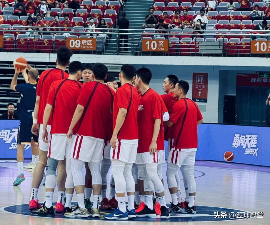 球员们为国际篮球锦标赛做好准备