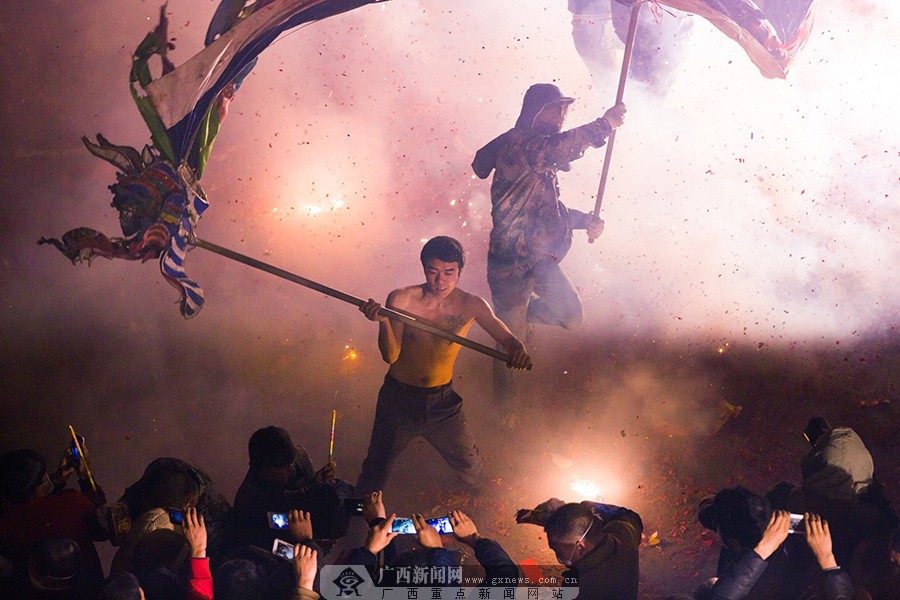 关于竞技场上火光四射，球员奋勇争先的信息