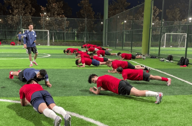 足球比赛即将开始：全队备战迎接重要挑战