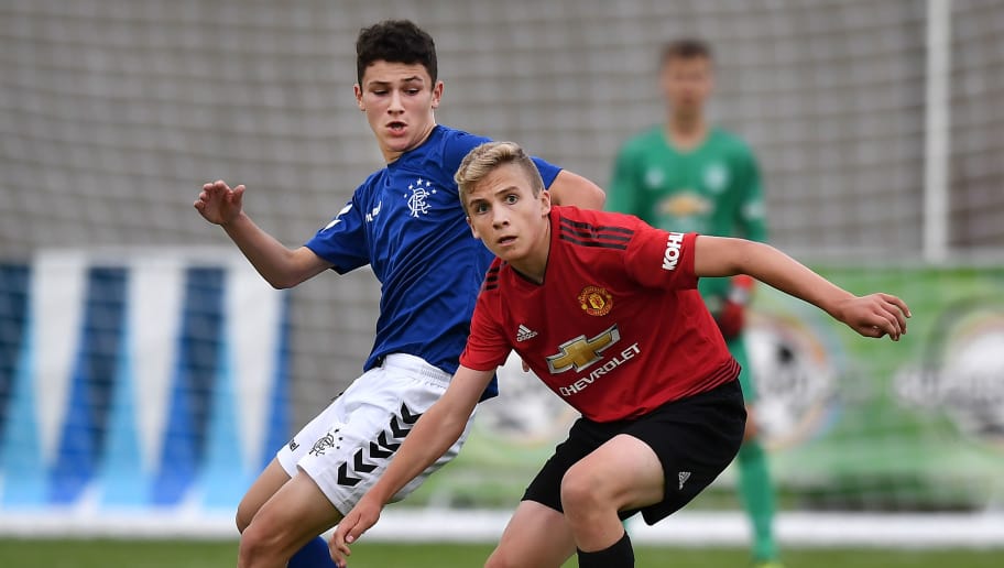 俄罗斯足球冠军杯比赛结束，新冠军笑傲赛场