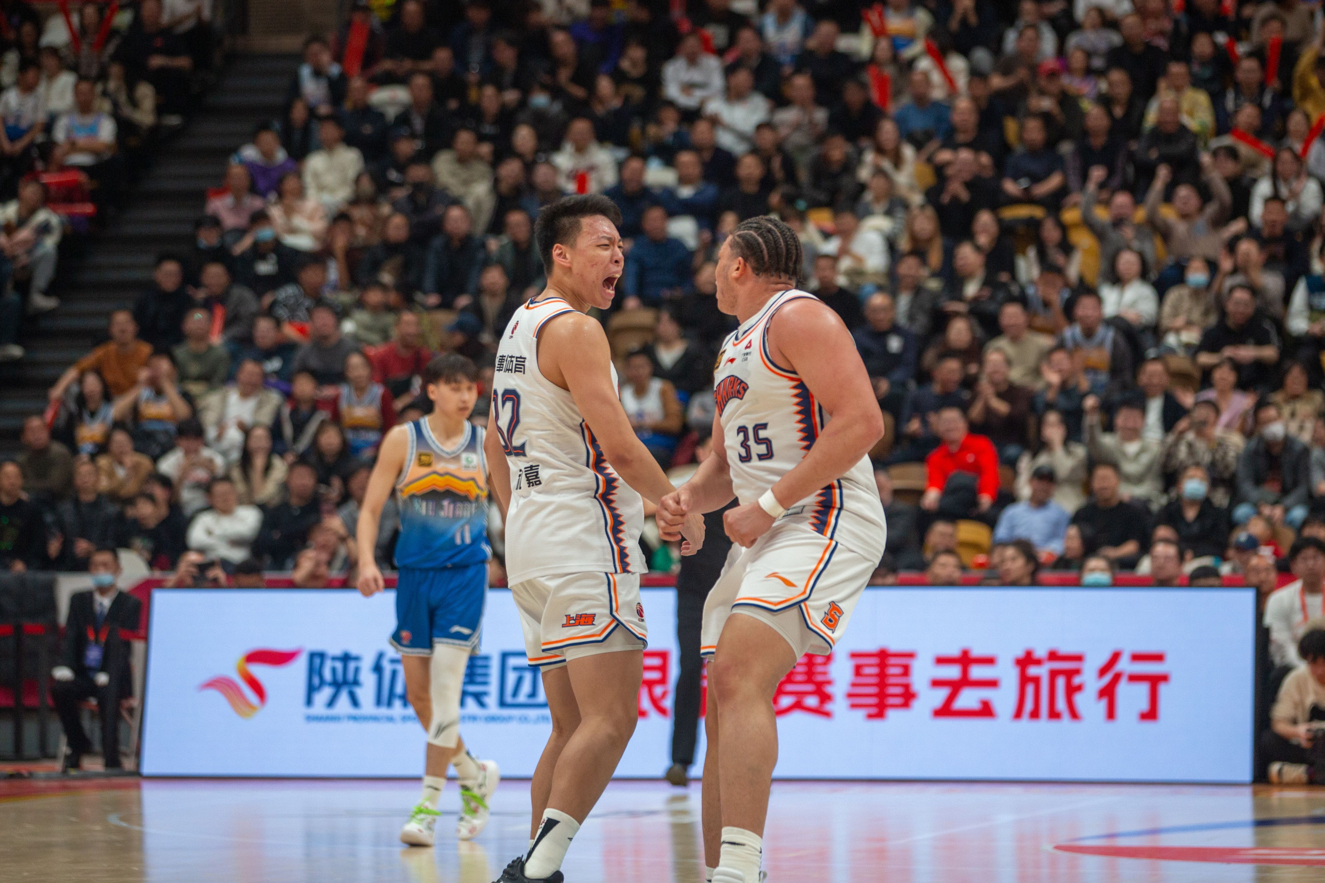 上海男篮在主场全面击败对手