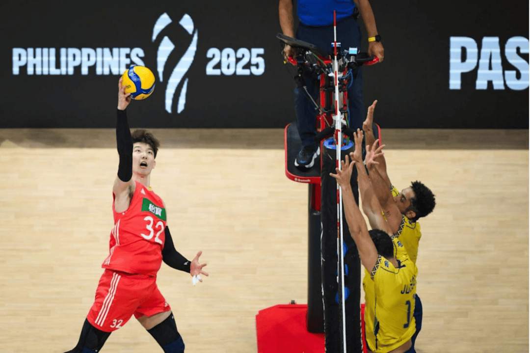 男排队伍拼尽全力,斩获胜利 男排队伍拼尽全力,斩获胜利