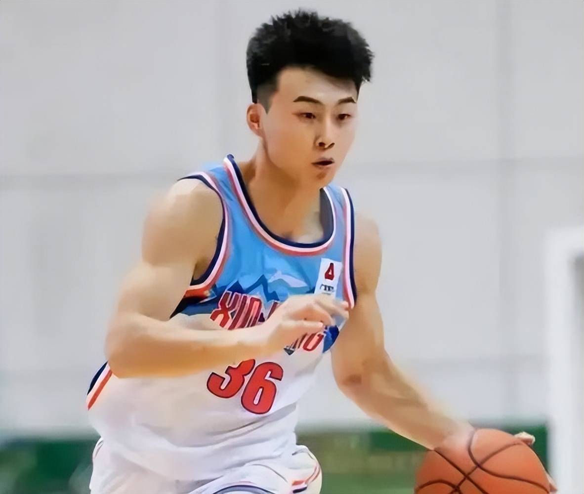 爵士险胜北京队,孙铭徽统治全场 爵士险胜北京队,孙铭徽统治全场