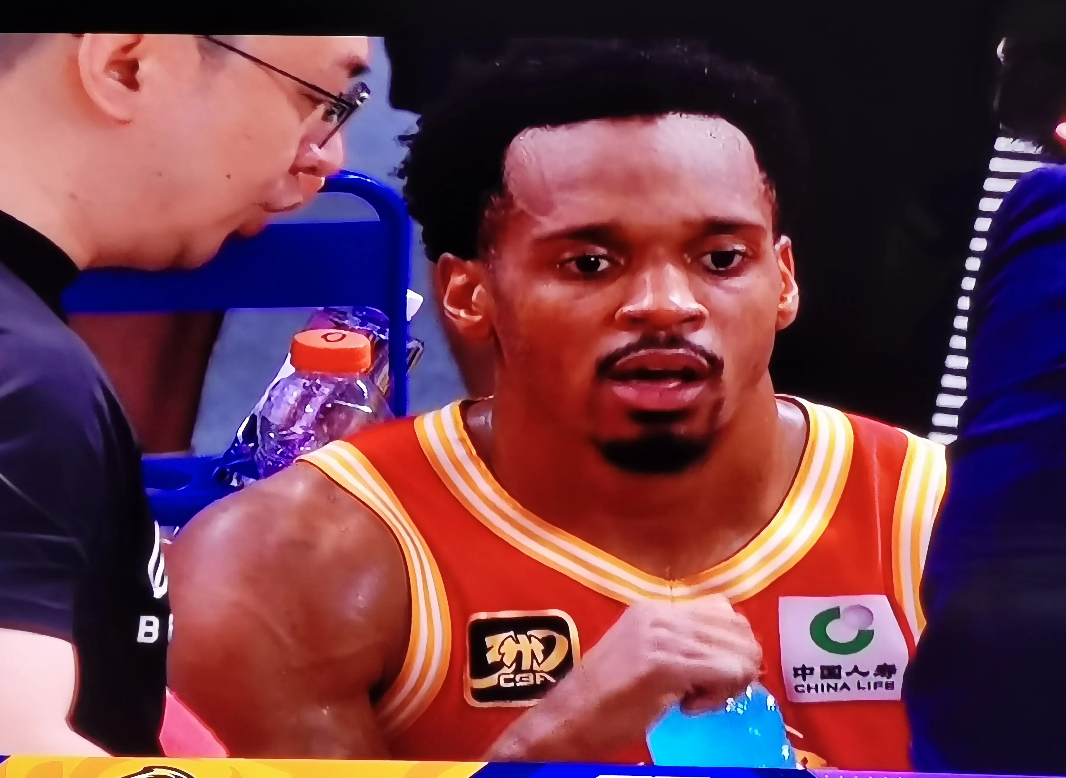 爵士险胜北京队,孙铭徽统治全场 爵士险胜北京队,孙铭徽统治全场